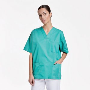 Modelo que muestra el blusón sanitario vade de color verde quirófano con 3 bolsillos, prefecto para prevenir el contagio