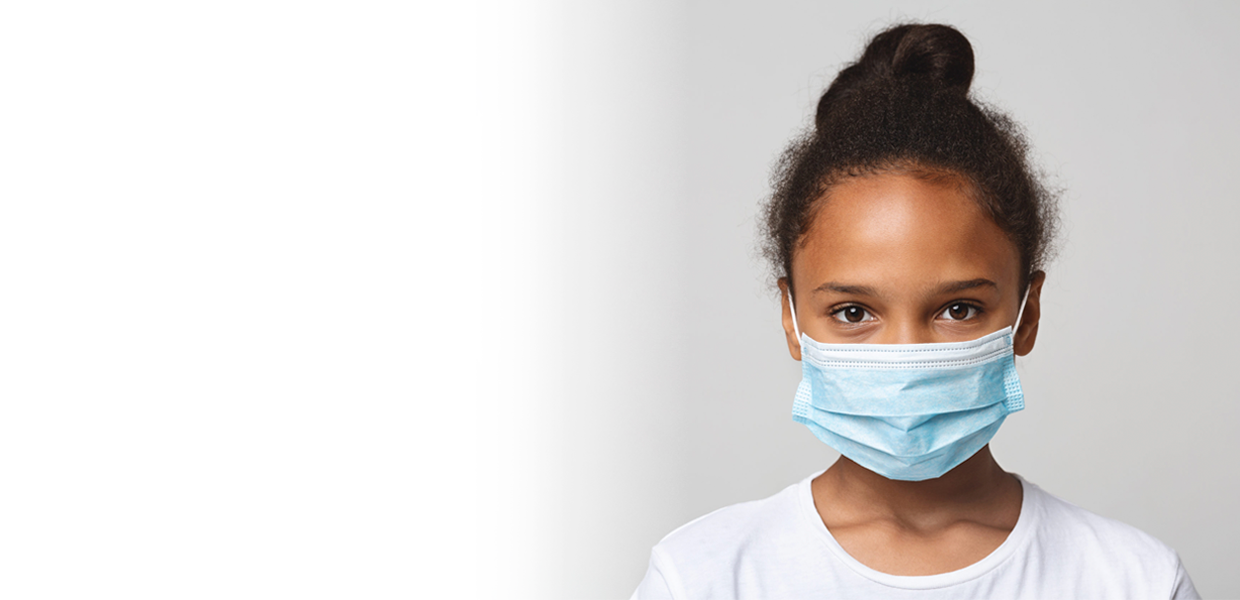 niña con mascarilla quirúrgica azul y fondo degradado