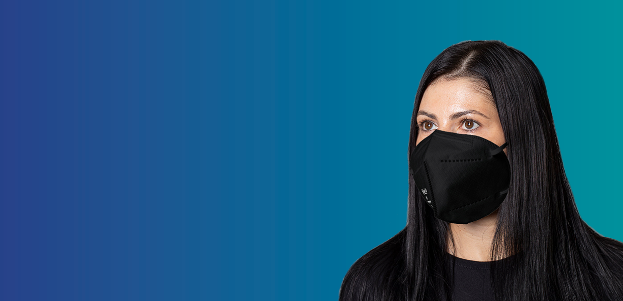 mujer con fondo azul y mascarilla ffp2 negra